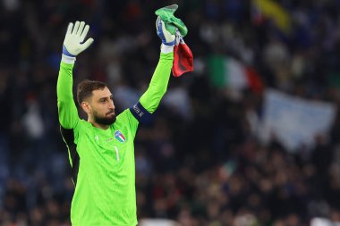 Roma, İtalya 17.11.2023: Donnarumma futbol maçı sonunda UEFA EURO 2024, Avrupa Ön elemeleri, C grubu, İtalya Kuzey Makedonya 'ya karşı Roma' daki OLYMPIC STADIUM 'da taraftarları karşıladı 