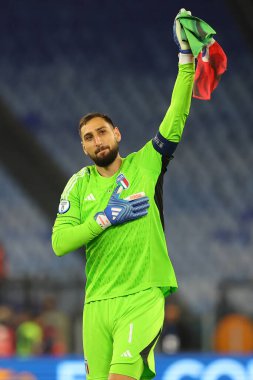 Roma, İtalya 17.11.2023: Donnarumma futbol maçı sonunda UEFA EURO 2024, Avrupa Ön elemeleri, C grubu, İtalya Kuzey Makedonya 'ya karşı Roma' daki OLYMPIC STADIUM 'da taraftarları karşıladı 
