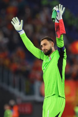 Roma, İtalya 17.11.2023: Donnarumma futbol maçı sonunda UEFA EURO 2024, Avrupa Ön elemeleri, C grubu, İtalya Kuzey Makedonya 'ya karşı Roma' daki OLYMPIC STADIUM 'da taraftarları karşıladı 