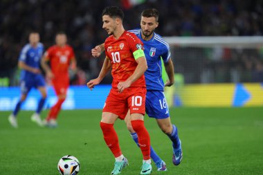 Roma, İtalya 17.11.2023: Makedon Bardhi, İtalyan Cristante UEFA EURO 2024 futbol karşılaşmasında görev başında, Avrupa Kalifiye Grubu, C grubu, İtalya Kuzey Makedonya 'ya karşı Roma' daki OLMPIC STADIUM 'da 