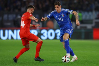 Roma, İtalya 17.11.2023: Makedon Serafimov, UEFA EURO 2024 futbol karşılaşmasında İtalyan Zaniolo, Avrupa Kalifiye Grubu, C grubu, İtalya, Roma 'daki OLYMPIC STADIUM' da Kuzey Makedonya 'ya karşı 