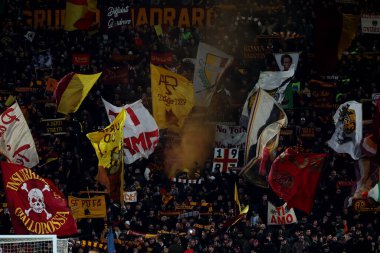 Roma, İtalya 26.11.2023: Roma 'daki Olimpiyat Stadyumu' nda AS Romanları Udinese Calcio 'ya karşı oynadığı İtalya Serie A TIM 2023-2024 maçında Roma bayrakları kürsüde görülüyor..