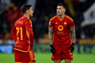 Roma, İtalya 26.11.2023: Roma 'dan Paulo Dybala, Roma' dan Leandro Paredes İtalya Serie A TIM 2023-2024, Roma 'daki Olimpiyat Stadyumu' nda AS Roman ve Udinese Calcio arasında oynanan futbol karşılaşması sırasında hareket halindeler.