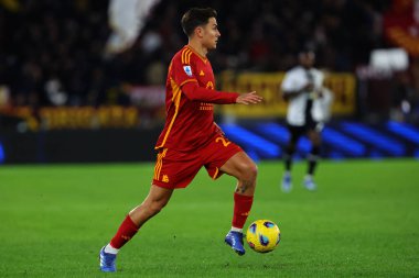 Roma, İtalya 26.11.2023: Roma 'dan Paulo Dybala İtalya Serie A TIM 2023-2024, Roma' daki Olimpiyat Stadyumu 'nda AS Roman ve Udinese Calcio arasında oynanan futbol karşılaşması sırasında faaliyet gösteriyor.