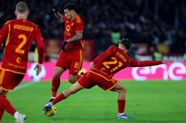 Roma, İtalya 26.11.2023: Roma 'dan Leandro Paredes, Roma' dan Paulo Dybala İtalya 'dan Serie A TIM 2023-2024, Roma' daki Olimpiyat Stadyumu 'nda AS Roman ve Udinese Calcio arasında oynanan futbol karşılaşması devam ediyor.