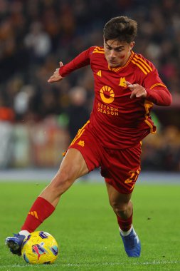 Roma, İtalya 26.11.2023: Roma 'dan Paulo Dybala İtalya Serie A TIM 2023-2024, Roma' daki Olimpiyat Stadyumu 'nda AS Roman ve Udinese Calcio arasında oynanan futbol karşılaşması sırasında faaliyet gösteriyor.
