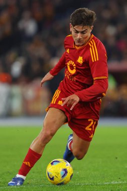 Roma, İtalya 26.11.2023: Roma 'dan Paulo Dybala İtalya Serie A TIM 2023-2024, Roma' daki Olimpiyat Stadyumu 'nda AS Roman ve Udinese Calcio arasında oynanan futbol karşılaşması sırasında faaliyet gösteriyor.