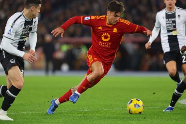 Roma, İtalya 26.11.2023: Roma 'dan Paulo Dybala İtalya Serie A TIM 2023-2024, Roma' daki Olimpiyat Stadyumu 'nda AS Roman ve Udinese Calcio arasında oynanan futbol karşılaşması sırasında faaliyet gösteriyor.