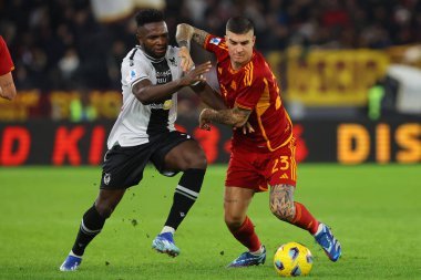 Roma, İtalya 26.11.2023: İtalya Serisi A TIM 2023-2024 sezonunda Udinese Calcio 'ya karşı AS Roma Olimpiyat Stadyumu' nda oynanan futbol karşılaşmasında Udinese 'nin Udinese' deki başarısı Roma devi Gianluca Mancini ile top için mücadele etti..
