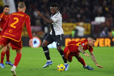 Roma, İtalya 26.11.2023: İtalya Serisi A TIM 2023-2024 sezonunda Udinese Calcio 'ya karşı AS Roma Olimpiyat Stadyumu' nda oynanan futbol karşılaşmasında Udinese 'nin Udinese' deki başarısı Roma devi Gianluca Mancini ile top için mücadele etti..