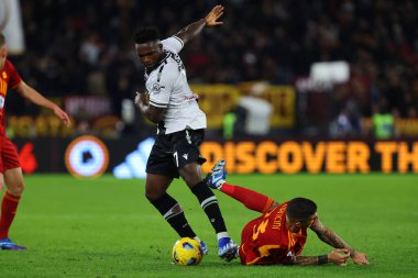 Roma, İtalya 26.11.2023: İtalya Serisi A TIM 2023-2024 sezonunda Udinese Calcio 'ya karşı AS Roma Olimpiyat Stadyumu' nda oynanan futbol karşılaşmasında Udinese 'nin Udinese' deki başarısı Roma devi Gianluca Mancini ile top için mücadele etti..