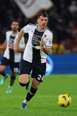 Roma, İtalya 26.11.2023: İtalya Serie A TIM 2023-2024 döneminde Udinese Calcio 'ya karşı AS Roma Olimpiyat Stadyumu' nda oynanan futbol karşılaşmasında Udineli Samarciç görev yapıyor.