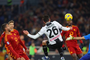 Roma, İtalya 26.11.2023: Udinese 'li Florian Thauvin 1-1 gol attı ve İtalya Serisi A TIM 2023-2024 sezonunda Roma' daki Olimpiyat Stadyumu 'nda AS Roman ve Udinese Calcio arasında oynanan futbol karşılaşmasını takımla birlikte kutladı..