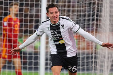 Roma, İtalya 26.11.2023: Udinese 'li Florian Thauvin 1-1 gol attı ve İtalya Serisi A TIM 2023-2024 sezonunda Roma' daki Olimpiyat Stadyumu 'nda AS Roman ve Udinese Calcio arasında oynanan futbol karşılaşmasını takımla birlikte kutladı..