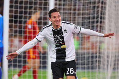Roma, İtalya 26.11.2023: Udinese 'li Florian Thauvin 1-1 gol attı ve İtalya Serisi A TIM 2023-2024 sezonunda Roma' daki Olimpiyat Stadyumu 'nda AS Roman ve Udinese Calcio arasında oynanan futbol karşılaşmasını takımla birlikte kutladı..