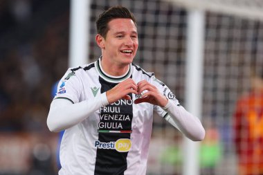 Roma, İtalya 26.11.2023: Udinese 'li Florian Thauvin 1-1 gol attı ve İtalya Serisi A TIM 2023-2024 sezonunda Roma' daki Olimpiyat Stadyumu 'nda AS Roman ve Udinese Calcio arasında oynanan futbol karşılaşmasını takımla birlikte kutladı..