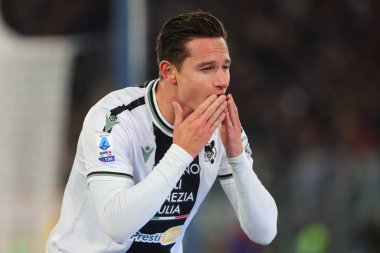 Roma, İtalya 26.11.2023: Udinese 'li Florian Thauvin 1-1 gol attı ve İtalya Serisi A TIM 2023-2024 sezonunda Roma' daki Olimpiyat Stadyumu 'nda AS Roman ve Udinese Calcio arasında oynanan futbol karşılaşmasını takımla birlikte kutladı..