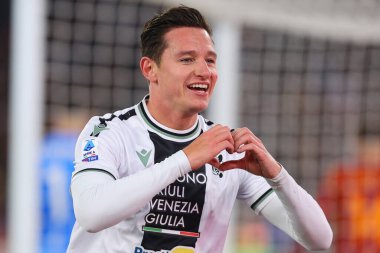 Roma, İtalya 26.11.2023: Udinese 'li Florian Thauvin 1-1 gol attı ve İtalya Serisi A TIM 2023-2024 sezonunda Roma' daki Olimpiyat Stadyumu 'nda AS Roman ve Udinese Calcio arasında oynanan futbol karşılaşmasını takımla birlikte kutladı..
