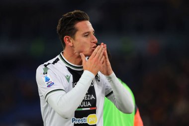 Roma, İtalya 26.11.2023: Udinese 'li Florian Thauvin 1-1 gol attı ve İtalya Serisi A TIM 2023-2024 sezonunda Roma' daki Olimpiyat Stadyumu 'nda AS Roman ve Udinese Calcio arasında oynanan futbol karşılaşmasını takımla birlikte kutladı..