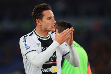 Roma, İtalya 26.11.2023: Udinese 'li Florian Thauvin 1-1 gol attı ve İtalya Serisi A TIM 2023-2024 sezonunda Roma' daki Olimpiyat Stadyumu 'nda AS Roman ve Udinese Calcio arasında oynanan futbol karşılaşmasını takımla birlikte kutladı..