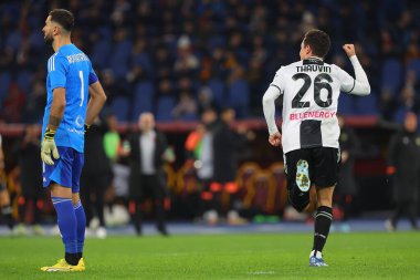 Roma, İtalya 26.11.2023: Udinese 'li Florian Thauvin 1-1 gol attı ve İtalya Serisi A TIM 2023-2024 sezonunda Roma' daki Olimpiyat Stadyumu 'nda AS Roman ve Udinese Calcio arasında oynanan futbol karşılaşmasını takımla birlikte kutladı..