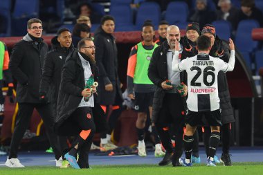 Roma, İtalya 26.11.2023: Udinese 'li Florian Thauvin 1-1 gol attı ve İtalya Serisi A TIM 2023-2024 sezonunda Roma' daki Olimpiyat Stadyumu 'nda AS Roman ve Udinese Calcio arasında oynanan futbol karşılaşmasını takımla birlikte kutladı..