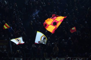Roma, İtalya 26.11.2023: İtalya Serie A TIM 2023-2024 'te tribünlerde Roman taraftarların bayrakları, AS Romanları Udinese Calcio' ya karşı Roma Olimpiyat Stadyumu 'nda oynanan futbol karşılaşması.