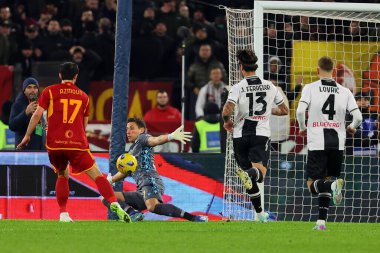 Roma, İtalya 26.11.2023: Udinese 'li Marco Silvestri, Roma' daki Olimpiyat Stadyumu 'nda AS Roman ve Udinese Calcio arasında oynanan İtalya Serie A TIM 2023-2024 sezonunda atılan Roma Sardar Azmoun maçında gol kaydetti..