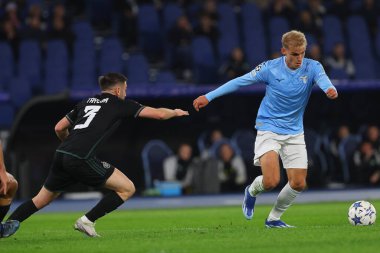 Roma, İtalya 28.11.2023: Celtic 'li Greg Taylor, Lazio' lu Gustav Isaksen, Uefa Şampiyonlar Ligi 2023-2024, E grubu, SS Lazio 'nun Celtic Glasgow' a karşı Roma 'daki Olimpiyat Stadyumu' nda oynadığı maçta..