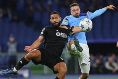 Roma, İtalya 28.11.2023: Celtic takımından Cameron Carter-Vickers, Uefa Şampiyonlar Ligi 2023-2024 futbolunda Lazio 'lu Maria Gila ile top mücadelesi verdi..