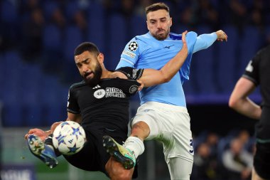 Roma, İtalya 28.11.2023: Celtic takımından Cameron Carter-Vickers, Uefa Şampiyonlar Ligi 2023-2024 futbolunda Lazio 'lu Maria Gila ile top mücadelesi verdi..
