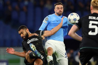 Roma, İtalya 28.11.2023: Celtic takımından Cameron Carter-Vickers, Uefa Şampiyonlar Ligi 2023-2024 futbolunda Lazio 'lu Maria Gila ile top mücadelesi verdi..
