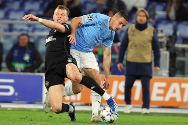 Roma, İtalya 28.11.2023: Celtic takımından Alistair Johnston, Uefa Şampiyonlar Ligi 2023-2024 futbol karşılaşmasında Lazio 'lu Adam Marusiç ile top mücadelesi verdi..