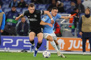 Roma, İtalya 28.11.2023: Celtic takımından Alistair Johnston, Uefa Şampiyonlar Ligi 2023-2024 futbol karşılaşmasında Lazio 'lu Adam Marusiç ile top mücadelesi verdi..