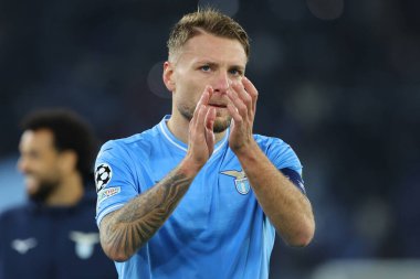 Roma, İtalya 28.11.2023: Lazio 'lu Ciro Immobile, Uefa Şampiyonlar Ligi 2023-2024 sezonunun sonunda taraftarları selamladı, E grubu, SS Lazio ile Celtic Glasgow arasında Roma Olimpiyat Stadyumu' nda.