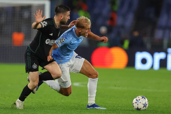 Roma, İtalya 28.11.2023: Celtic 'li Greg Taylor, Lazio' lu Gustav Isaksen, Uefa Şampiyonlar Ligi 2023-2024, E grubu, SS Lazio 'nun Celtic Glasgow' a karşı Roma 'daki Olimpiyat Stadyumu' nda oynadığı maçta..