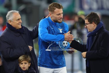 Roma, İtalya 02.12.2023: Ciro Immobile, Olimpiyat Stadyumu 'nda SS Lazio ve Cagliari Calcio arasında oynanan İtalya Serie A TIM 2023-2024 futbol karşılaşmasından önce 200 gol, aile ve cumhurbaşkanı Lotito ve oğluyla fotoğraf ödülü aldı.