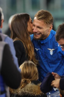 Roma, İtalya 02.12.2023: Ciro Immobile, Olimpiyat Stadyumu 'nda SS Lazio ve Cagliari Calcio arasında oynanan İtalya Serie A TIM 2023-2024 futbol karşılaşmasından önce 200 gol, aile ve cumhurbaşkanı Lotito ve oğluyla fotoğraf ödülü aldı.