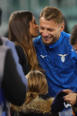Roma, İtalya 02.12.2023: Ciro Immobile, Olimpiyat Stadyumu 'nda SS Lazio ve Cagliari Calcio arasında oynanan İtalya Serie A TIM 2023-2024 futbol karşılaşmasından önce 200 gol, aile ve cumhurbaşkanı Lotito ve oğluyla fotoğraf ödülü aldı.