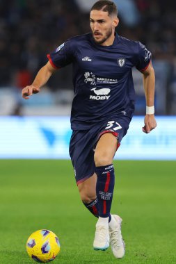 Roma, İtalya 02.12.2023: Cagliari 'li Paulo Azzi İtalya Serie A TIM 2023-2024 futbol karşılaşması sırasında SS Lazio ile Cagliari Calcio arasında Roma Olimpiyat Stadyumu' nda oynanan karşılaşmada.