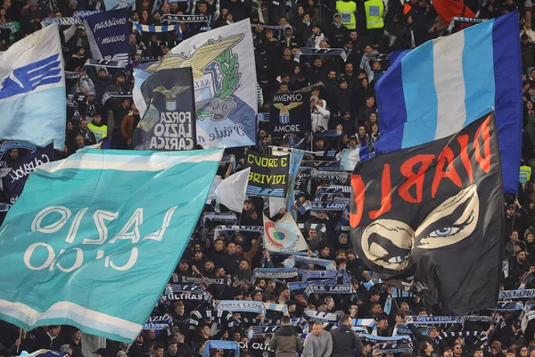 Roma, İtalya 02.12.2023: Lazio taraftarları İtalya Serie A TIM 2023-2024 futbol maçının 14. gününde, SS Lazio ile Cagliari Calcio arasında Roma Olimpiyat Stadyumu 'nda bayrak salladı.