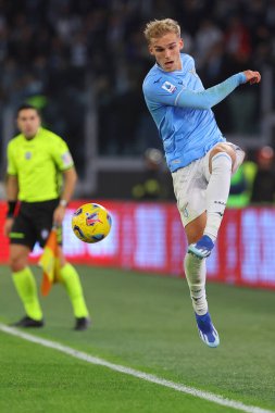 Roma, İtalya 02.12.2023: Lazio 'dan Gustav Isaksen İtalya Serie A TiM 2023-2024 futbol karşılaşması sırasında, SS Lazio ile Cagliari Calcio arasında Roma Olimpiyat Stadyumu' nda oynanan karşılaşma..
