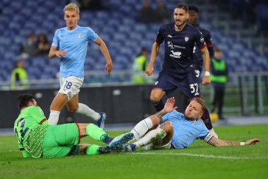 Roma, İtalya 02.12.2023: Simone Scuffet of Cagliari, Ciro Immobile of Lazio İtalya Serie A TIM 2023-2024 futbol maçının 14. gününde, SS Lazio ile Cagliari Calcio arasında Roma Olimpiyat Stadyumu 'nda..