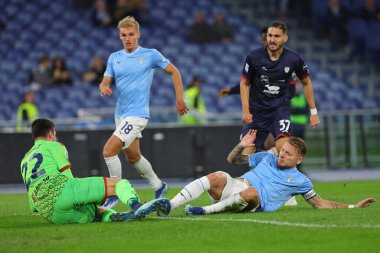 Roma, İtalya 02.12.2023: Simone Scuffet of Cagliari, Ciro Immobile of Lazio İtalya Serie A TIM 2023-2024 futbol maçının 14. gününde, SS Lazio ile Cagliari Calcio arasında Roma Olimpiyat Stadyumu 'nda..