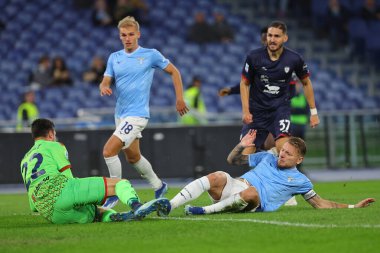 Roma, İtalya 02.12.2023: Simone Scuffet of Cagliari, Ciro Immobile of Lazio İtalya Serie A TIM 2023-2024 futbol maçının 14. gününde, SS Lazio ile Cagliari Calcio arasında Roma Olimpiyat Stadyumu 'nda..