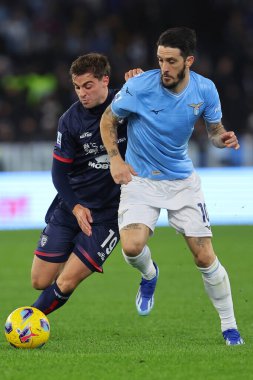 Roma, İtalya 02.12.2023: Cagliari 'den Gaetano Oristanio Lazio ile İtalya Serie A TIM 2023-2024 futbol maçının 14. gününde Roma' daki Olimpiyat Stadyumu 'nda SS Lazio ile Cagliari Calcio arasında top için mücadele etti..