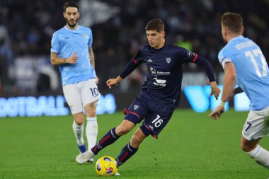 Roma, İtalya 02.12.2023: Cagliari 'li Matteo Prati İtalya Serie A TIM 2023-2024 futbol karşılaşması sırasında, SS Lazio ile Cagliari Calcio arasında Roma Olimpiyat Stadyumu' nda oynanan karşılaşma..