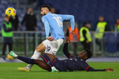 Roma, İtalya 02.12.2023: Lazio 'lu Taty Castellanos İtalya Serie A TIM 2023-2024 futbol karşılaşmasında Cagliari Calcio ile Roma' daki Olimpiyat Stadyumu 'nda SS Lazio arasında top için İbrahim Süleyman ile birlikte mücadele etti..