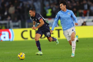 Roma, İtalya 02.12.2023: Cagliari 'li Gabriele Zappa, Lazio' lu Daichi Kamada İtalya Serisi A TIM 2023-2024 futbol maçının 14. gününde Roma 'daki Olimpiyat Stadyumu' nda SS Lazio 'ya karşı Cagliari Calcio arasındaki çarpışmada..