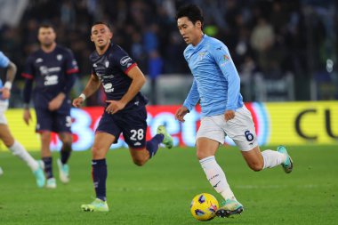 Roma, İtalya 02.12.2023: Cagliari 'li Gabriele Zappa, Lazio' lu Daichi Kamada İtalya Serisi A TIM 2023-2024 futbol maçının 14. gününde Roma 'daki Olimpiyat Stadyumu' nda SS Lazio 'ya karşı Cagliari Calcio arasındaki çarpışmada..